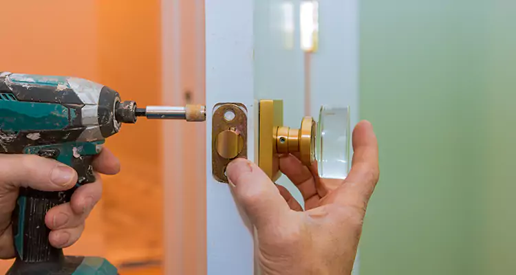 Broken Door Knob Fix in Wesley Chapel, FL